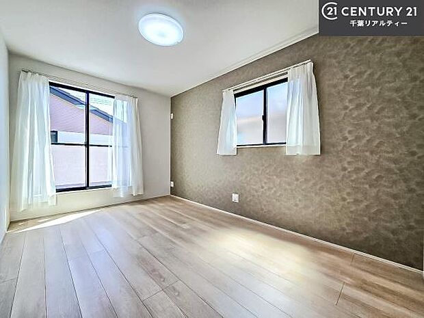 バルコニーに面している洋室です。明るく温もりがあり、換気もしっかりできます！朝起きて、外に出て背伸びをしつつ深呼吸をし良い朝を迎え入れることが出来そうですね！