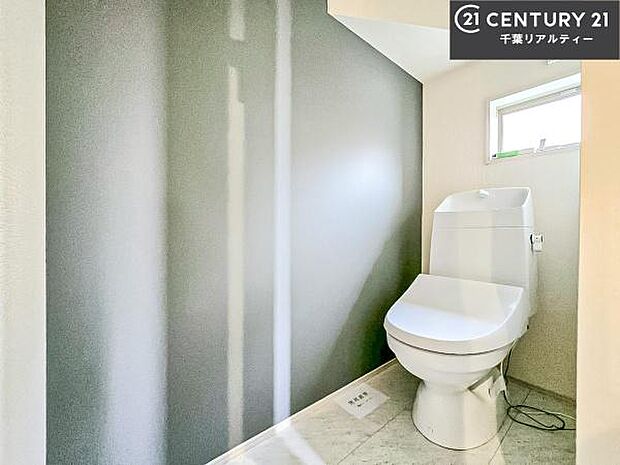 1・2階にトイレがございます！朝の忙しい時間帯も待たずにすみそうですね。白を基調とした清潔感のあるトイレでお手入れがしやすいです！
