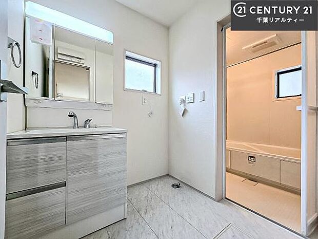 小窓付きの明るい洗面室です！湿気もすぐに入れ替えができて清潔に保つことができます！自然光が差し込むのでお化粧の仕上がりも良くなりますね！