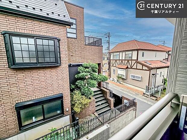 落ち着きある住宅街です！周囲には高い建物がなく、空が広く開放感があり、陽当たりを大きく遮られることもありません！気持ちの良い風が通り抜ける街並みです！