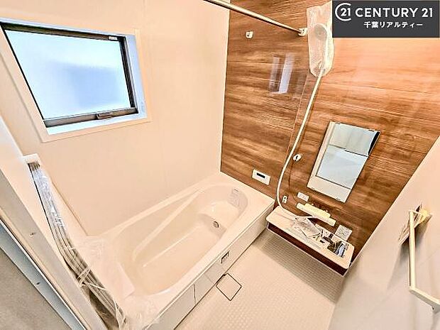 落ち着きある大人の雰囲気のバスルームは、味が出ていてバスタイムが充実！お仕事頑張っているご褒美にお好みの匂いの入浴剤を入れて、楽しんでみてはいかがでしょうか？