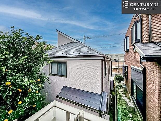 落ち着きある住宅街です！周囲には高い建物がなく、空が広く開放感があり、陽当たりを大きく遮られることもありません！気持ちの良い風が通り抜ける街並みです！