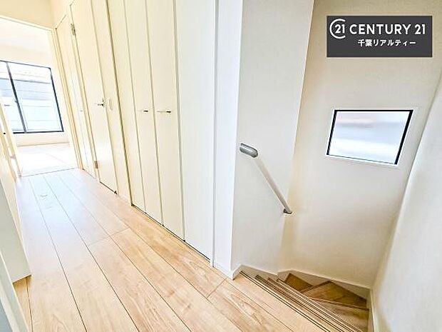 階段は明るく手摺りもついています。お子様やご年配の方も安心してご利用頂けますね。