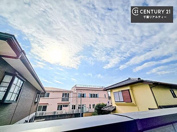 晴れた日には青い空を見渡せる開放的な時間を楽しめます。気持ちの良い風が通り抜ける街並みです！