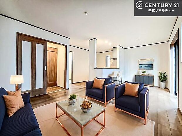 家具はCGパースです。心地良いリビングは家族が自然と集まります。家族団欒の時間が増えそうです。ご家族と、より一層充実した時間を過ごせそうですね。明るく開放的な空間です。