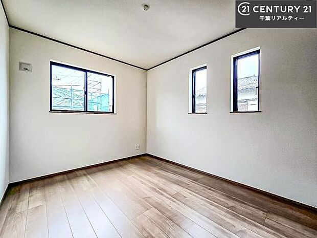 掃き出し窓がないお部屋は、お子様のお部屋としても安心です！収納スペースも充実しているので散らかったお部屋をサッと片付けられます！