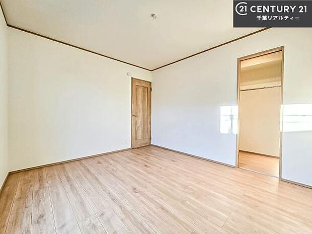 洋室は子供部屋や寝室、色々と用途多彩に利用できますね。収納力もたっぷりなので、広々気持ちよく過ごすことができます！