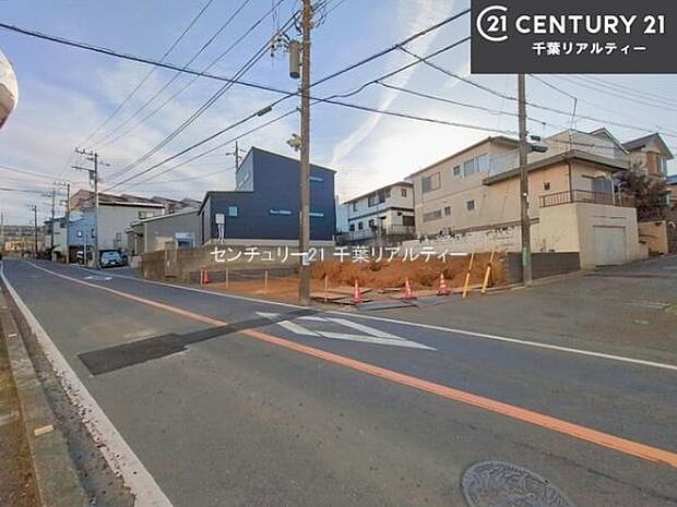 前面道路は8ｍ×4ｍ！車庫入れが苦手な方も安心ですね。