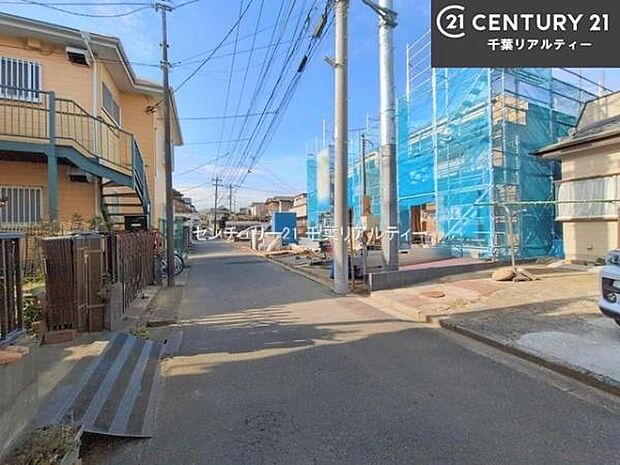 前面道路は4ｍ！陽当り良好な立地です。車庫入れが苦手な方も安心ですね。