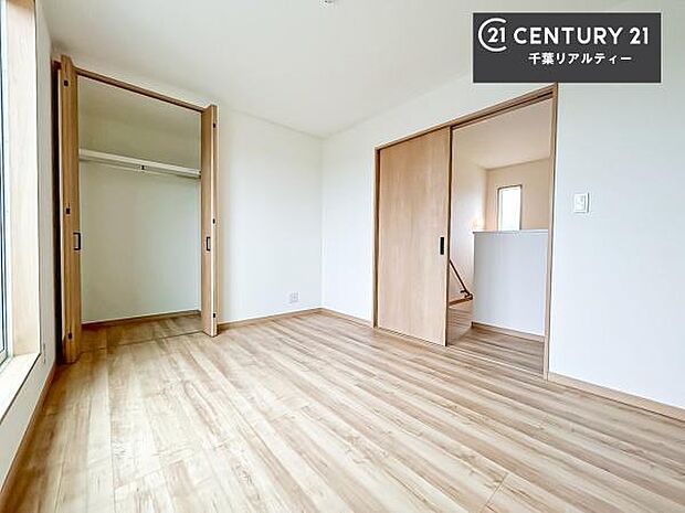 収納スペースがが付いているので、急な来客時でも散らかったおもちゃをサッと片づけられて大変便利です！壁面も広々しているので、勉強机やベッドの置き場に困りません！