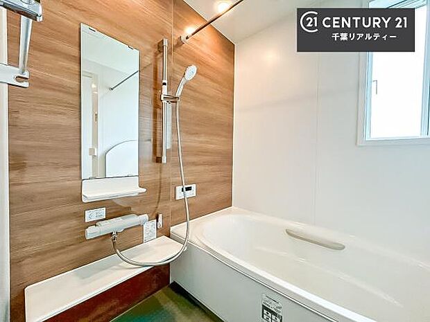 落ち着きある大人の雰囲気のバスルームは、味が出ていてバスタイムが充実！お仕事頑張っているご褒美にお好みの匂いの入浴剤を入れて、楽しんでみてはいかがでしょうか？