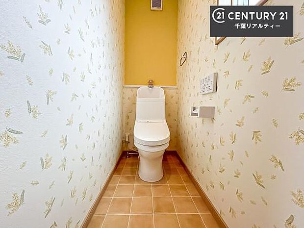 1・2階にトイレがございます！朝の忙しい時間帯も待たずにすみそうですね。白を基調とした清潔感のあるトイレでお手入れがしやすいです！