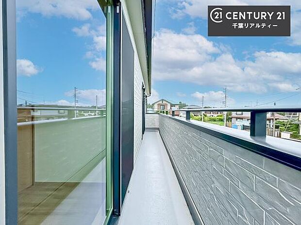 陽当たり良好なバルコニーです！晴れた日には青い空を見渡せる開放的な時間を楽しめます。たくさんのお洗濯物もいっぺんに干すことができます！