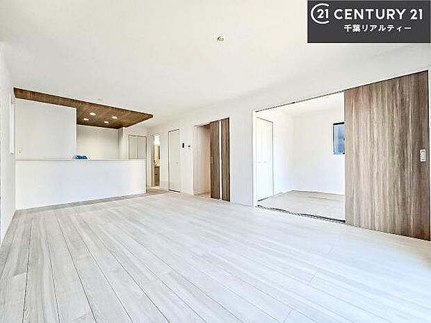 開放感のある広々LDK！ソファーやダイニングテーブルを置いても窮屈にならないので快適に過ごせます！コミュニケーションが取りやすいリビングです！