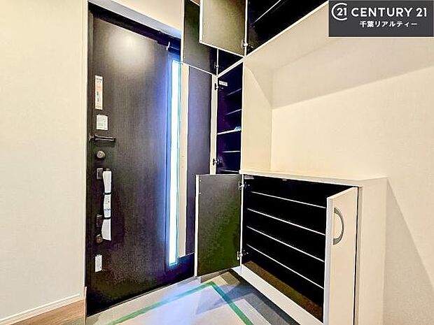 シューズボックス付きなので、玄関が片付きお掃除がしやすいです！スッキリした玄関で戸を開けた瞬間、清潔感のある心地いい空間が出迎えてくれます。