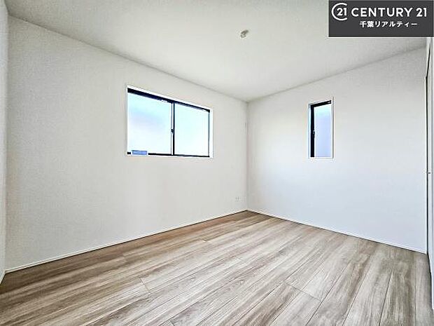 掃き出し窓がないお部屋は、お子様のお部屋としても安心です！収納スペースも充実しているので散らかったお部屋をサッと片付けられます！