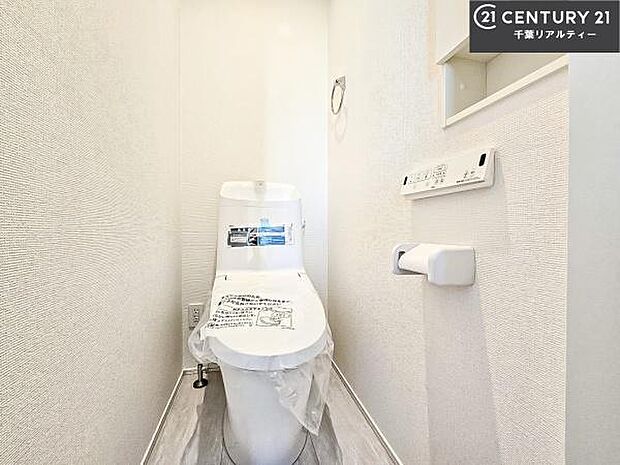 1・2階にトイレがございます！朝の忙しい時間帯も待たずにすみそうですね。白を基調とした清潔感のあるトイレでお手入れがしやすいです！