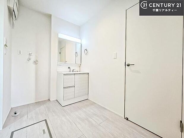 三面鏡仕様の洗面所は、身だしなみがしやすい造り！裏は収納になっています。ドライヤーやお化粧道具を片付けられるので洗面台周りをスッキリと見せることが出来ます！