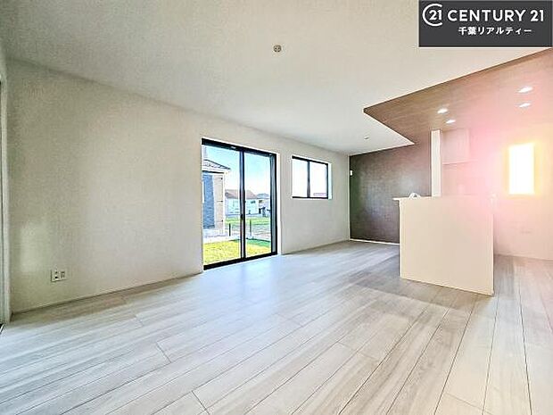 大きな窓からたっぷりの陽ざしが入る明るいリビング。開放感のあるリビングで家族団らんのくつろぎの時間を過ごせます。