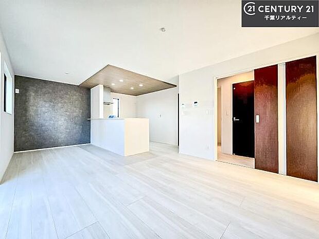 開放感のある広々LDK！ソファーやダイニングテーブルを置いても窮屈にならないので快適に過ごせます！コミュニケーションが取りやすいリビングです！