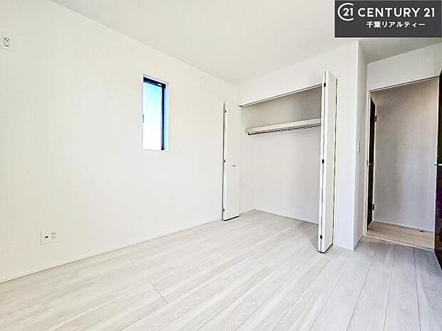 優しい光が差し込む洋室は、朝の目覚めも気持ちが良さそうですね。おうち時間もゆったりと過ごすことができます。優しい色合いのフローリングがどんな家具にもマッチします！