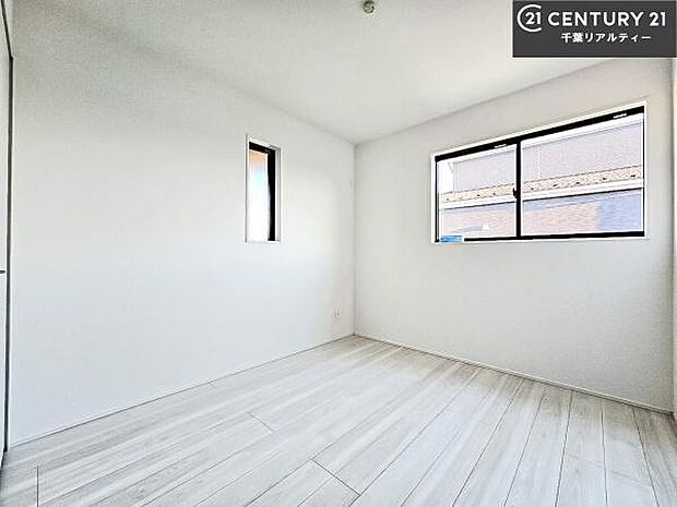 掃き出し窓がないお部屋は、お子様のお部屋としても安心です！収納スペースも充実しているので散らかったお部屋をサッと片付けられます！