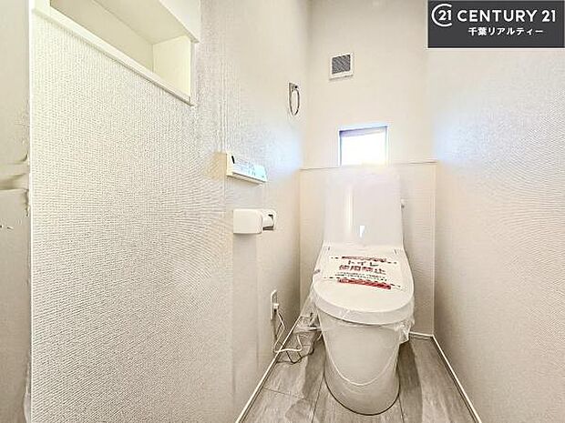 1・2階にトイレがございます！朝の忙しい時間帯も待たずにすみそうですね。白を基調とした清潔感のあるトイレでお手入れがしやすいです！