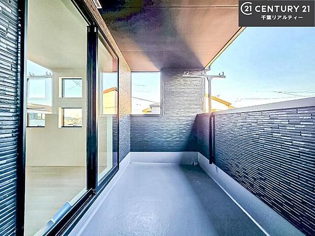 陽当たり良好なバルコニーです！晴れた日には青い空を見渡せる開放的な時間を楽しめます。