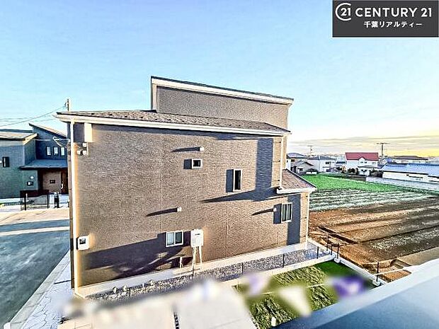 落ち着きある住宅街です！周囲には高い建物がなく、空が広く開放感があり、陽当たりを大きく遮られることもありません！気持ちの良い風が通り抜ける街並みです！