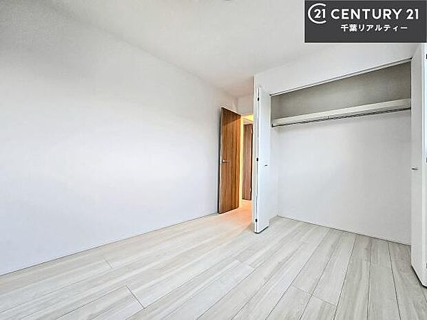 優しい光が差し込む洋室は、朝の目覚めも気持ちが良さそうですね。おうち時間もゆったりと過ごすことができます。優しい色合いのフローリングがどんな家具にもマッチします！