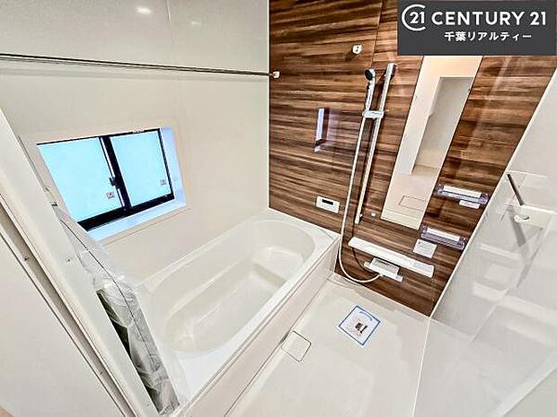 落ち着きある大人の雰囲気のバスルームは、味が出ていてバスタイムが充実！お仕事頑張っているご褒美にお好みの匂いの入浴剤を入れて、楽しんでみてはいかがでしょうか？