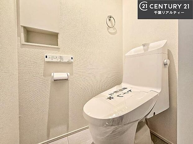 1・2階にトイレがございます！朝の忙しい時間帯も待たずにすみそうですね。白を基調とした清潔感のあるトイレでお手入れがしやすいです！