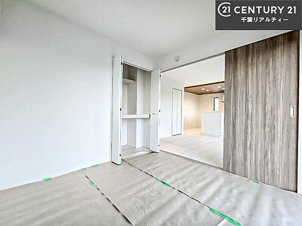 リビングと隣接した和室です！家事の休憩スペースやキッズスペースとして活用するのもよさそうですね！和室の使い方は無限大！