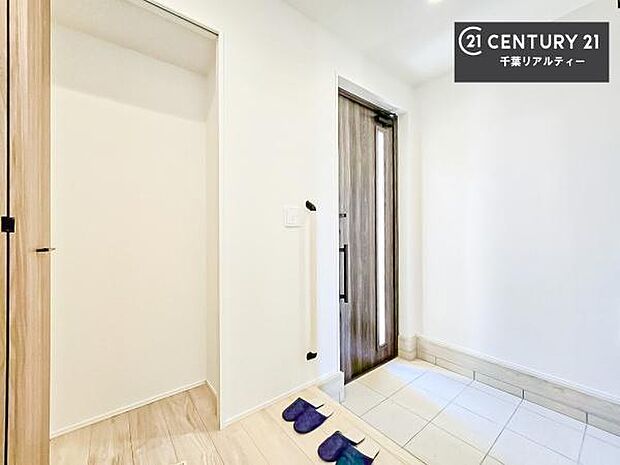 疲れて帰ってきても、ただいま!を言いたくなる、優しく迎え入れてくれる空間になっています。明るく温もり溢れる玄関です!