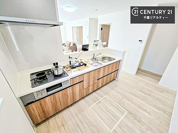 大人気の対面式システムキッチンを採用しています!ご家族のコミュニケーションが自然と増える設計です。お子様にも目が届くので嬉しいですね。広々使えて快適に作業が進みます。