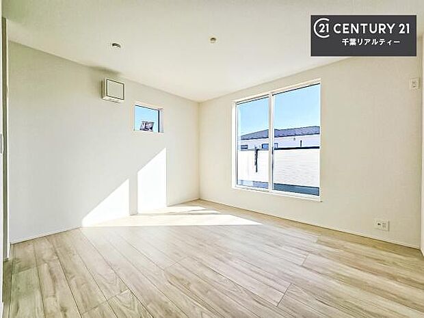 バルコニーに面している洋室です。明るく温もりがあり、換気もしっかりできます！朝起きて、外に出て背伸びをしつつ深呼吸をし良い朝を迎え入れることができます。