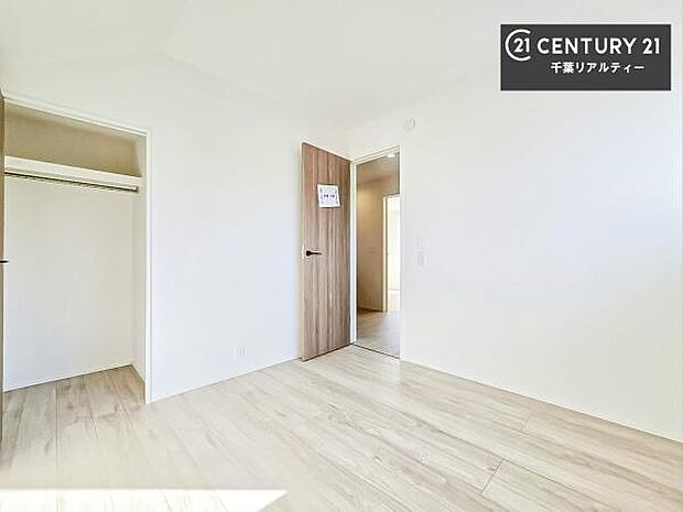 収納スペースを完備しており、衣類やおもちゃ、学用品などをすっきり整理できます。お部屋を広く使えるため、快適で整った住空間を実現します。