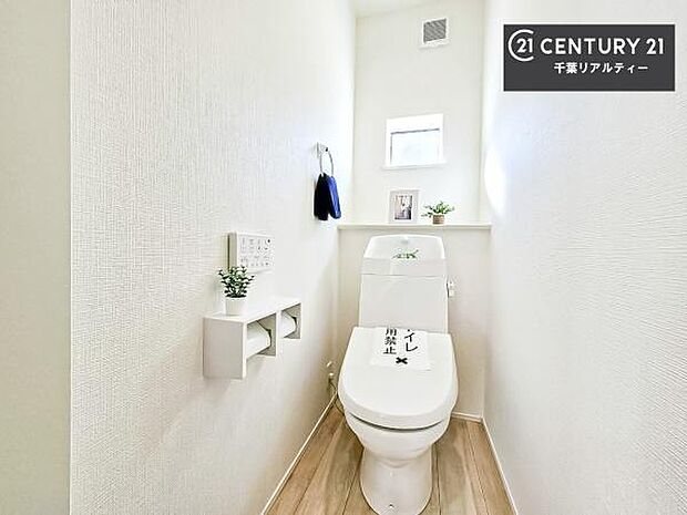 1・2階にトイレがございます!朝の忙しい時間帯も待たずにすみそうですね。白を基調とした清潔感のあるトイレでお手入れがしやすいです!