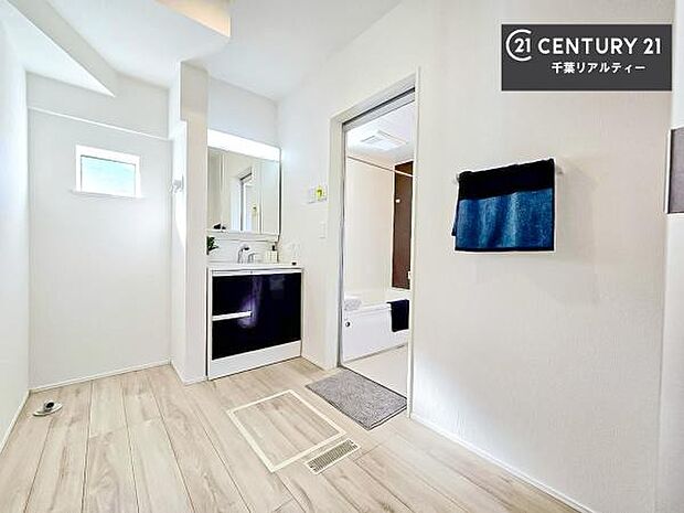 身なりを整える洗面所は、清潔感が大事です！水周りの清潔感のある雰囲気を演出！気持ちよくお使いいただけます。