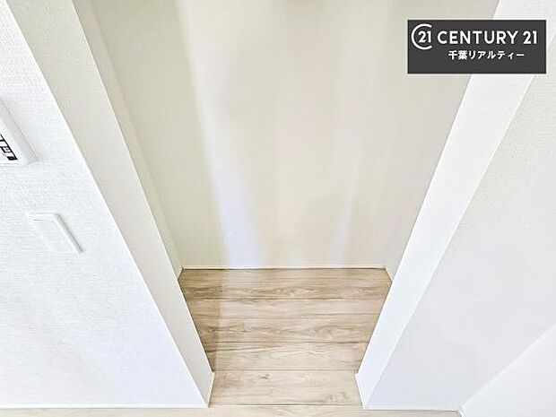 パントリー付き!お米や飲料水、食材のストックはもちろん、大きな荷物もスッキリ整頓することができます!是非現地でお確かめください。