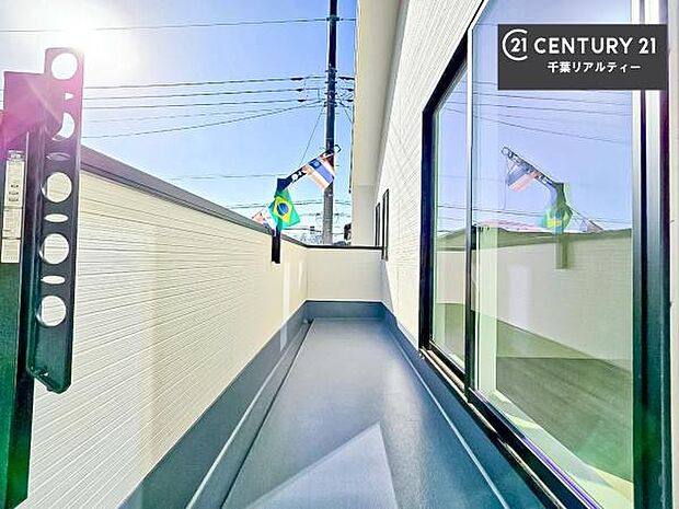 広々としたバルコニーで一日の始まりをスタート!お洗濯ものをたっぷり気持ちよく干せます!