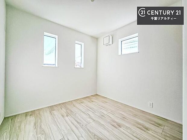 2面採光を確保した明るい室内は、風通しも良く、明るく大変居心地の良い空間となっております。リラックスして過ごせる心地の良いお部屋です!朝の目覚めがスッキリしますね!