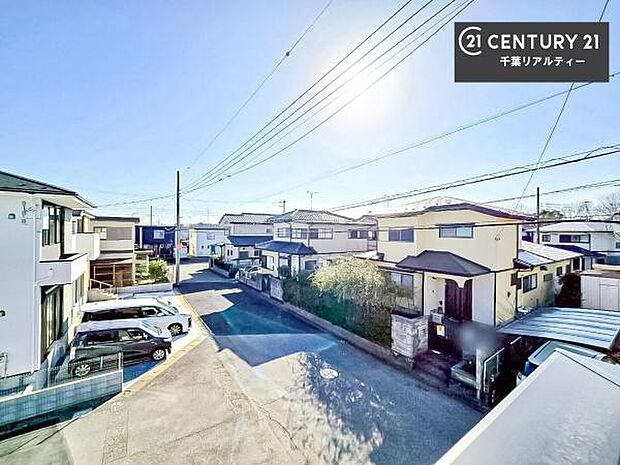 晴れた日には青い空を見渡せる開放的な時間を楽しめます。気持ちの良い風が通り抜ける街並みです！