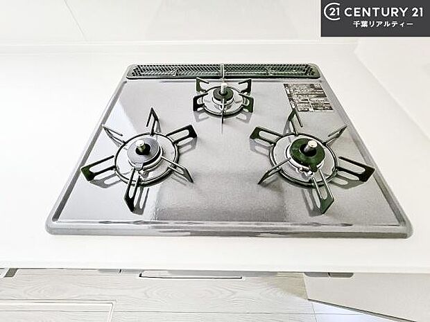 コンロは三口あるのでお料理の同時進行ができます。もちろんグリル付きです。調理スペースも広々している為作業がしやすい！使い勝手が良いシステムキッチンです！