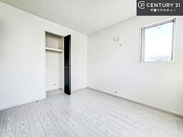 優しい光が差し込む洋室は、朝の目覚めも気持ちが良さそうですね。おうち時間もゆったりと過ごすことができます。