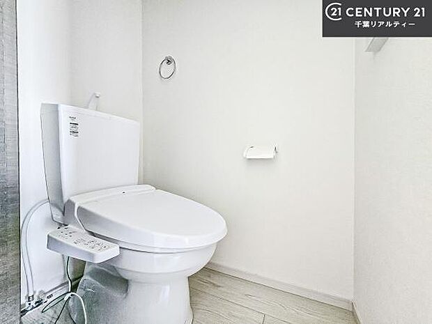 1・2階にトイレがございます！朝の忙しい時間帯も待たずにすみそうですね。白を基調とした清潔感のあるトイレでお手入れがしやすいです！