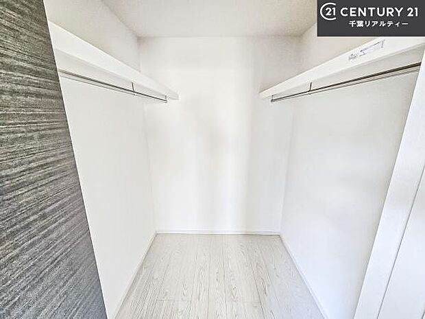 ウォークインクローゼット付きです。たくさんのお洋服などを収納しておけそうですね！他にも扇風機や加湿器など季節物の大きな家電も収納できます。