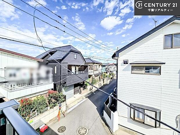 落ち着きある住宅街です！周囲には高い建物がなく、空が広く開放感があり、陽当たりを大きく遮られることもありません！気持ちの良い風が通り抜ける街並みです！