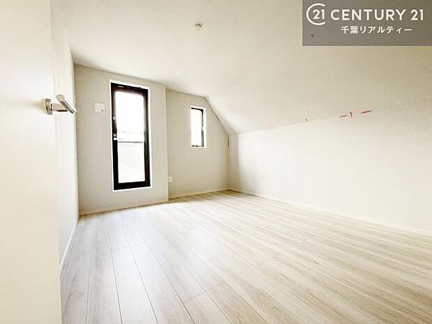 3階に2部屋の洋室を備えた新築戸建ては、家族それぞれのプライベート空間をしっかり確保。落ち着いて過ごせる住まいです。