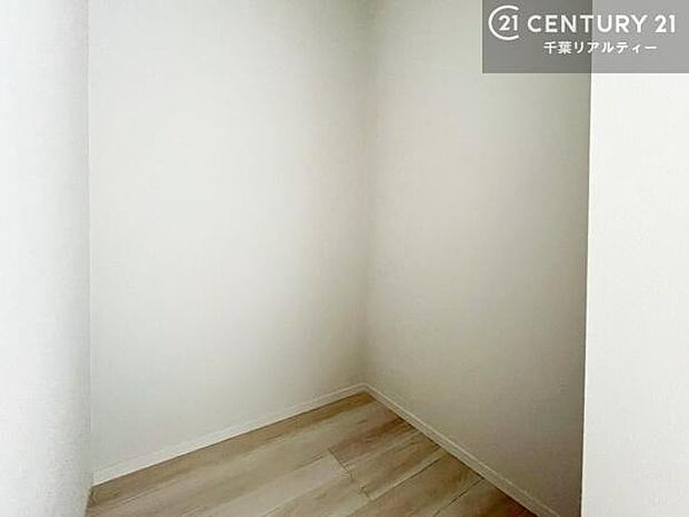 ウォークインクローゼット付きです。たくさんのお洋服などを収納しておけそうですね！他にも扇風機や加湿器など季節物の大きな家電も収納できます。